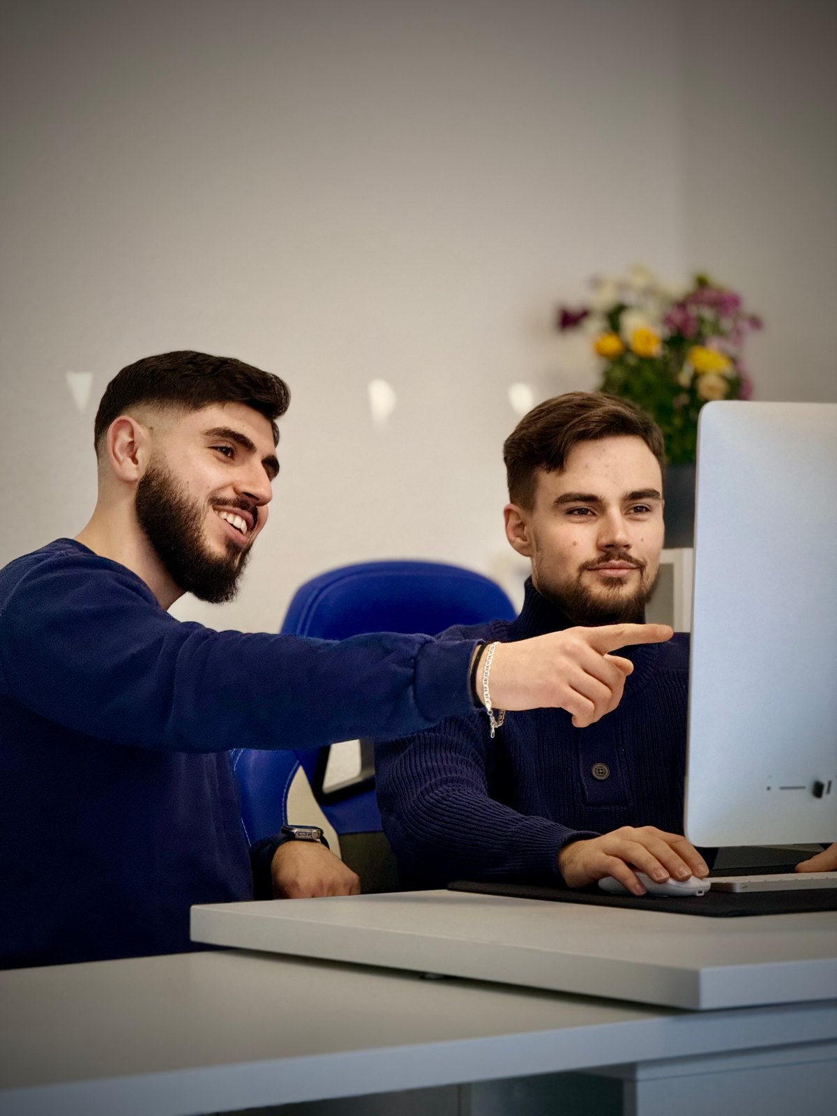 Das Steinwacht-Team bespricht gemeinsam ein Anliegen am Bildschirm