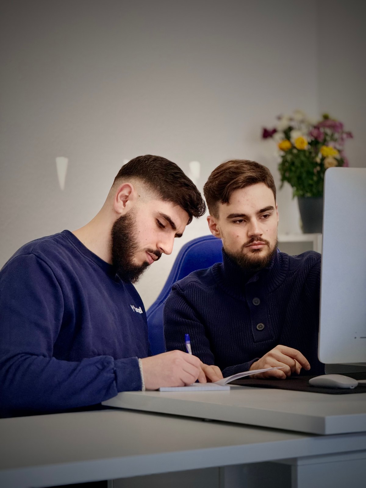 Das Steinwacht-Team hält die gemeinsam besprochenen Aufgaben schriftlich fest